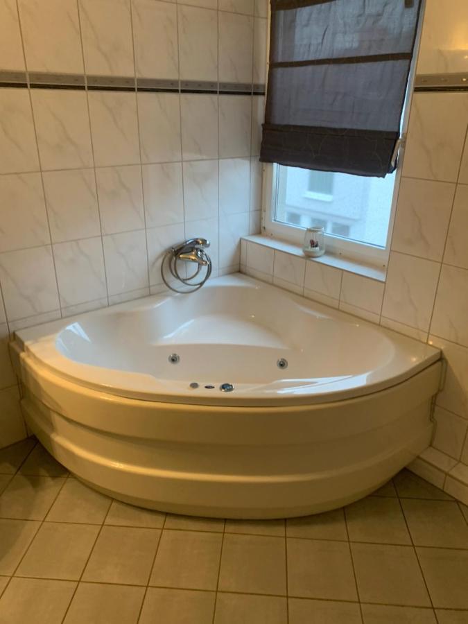 Mainpark Apartment 4 Schlafzimmer Bis Zu 10 Personen Direkt Ueber Aschaffapartment Bei Aschaffenburg Mainaschaff Eksteriør billede